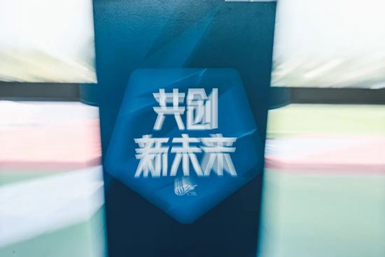 赛前，滕哈赫接受了曼联官方的采访，谈到了球队的阵容信息，并称赞了对手利物浦的出色成绩。